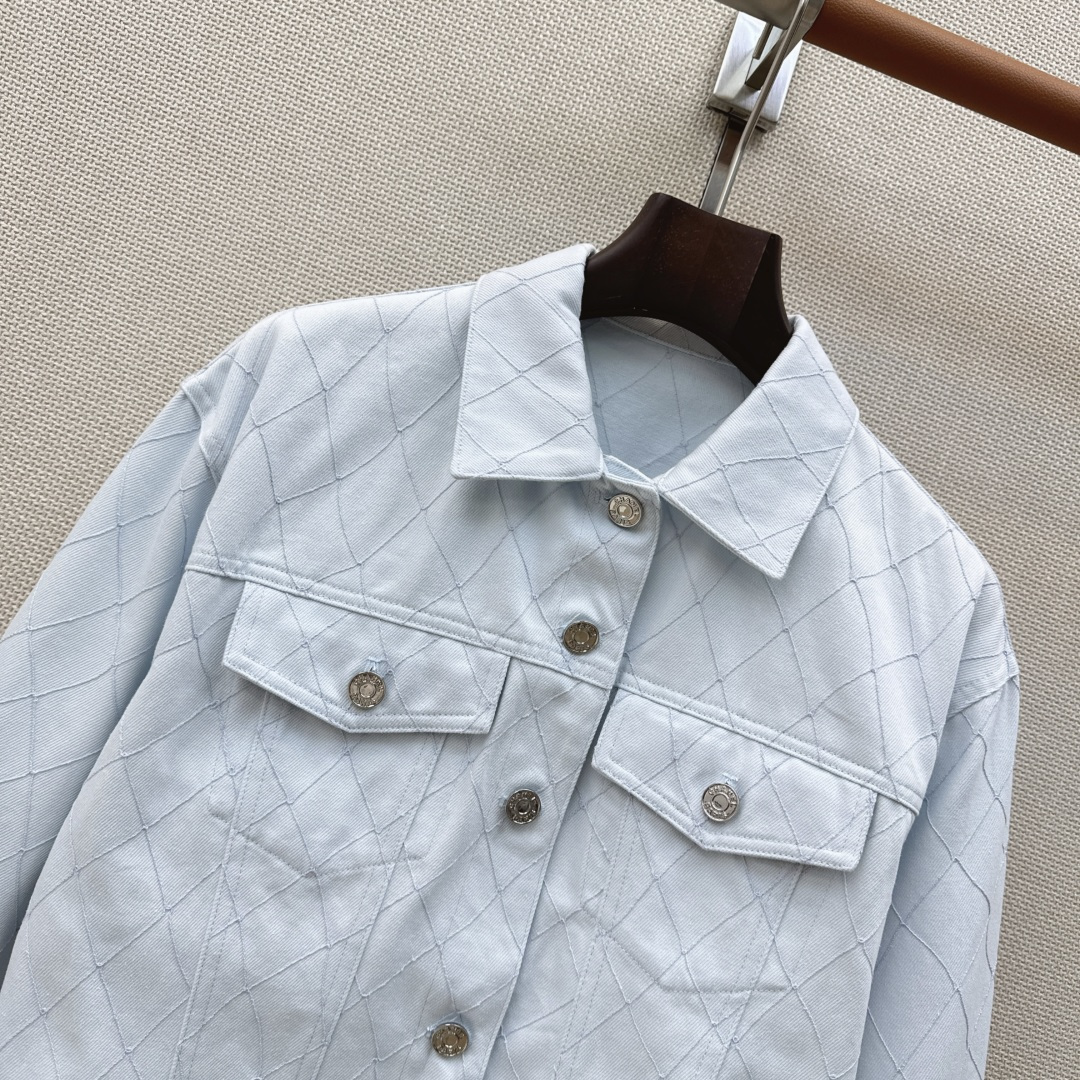 C家 26Ss————早秋最新款Coco女孩系列重工刺绣菱格线绣牛仔外套🩵经典夹克版型上身巨显瘦 定制酵素洗水牛仔面料 