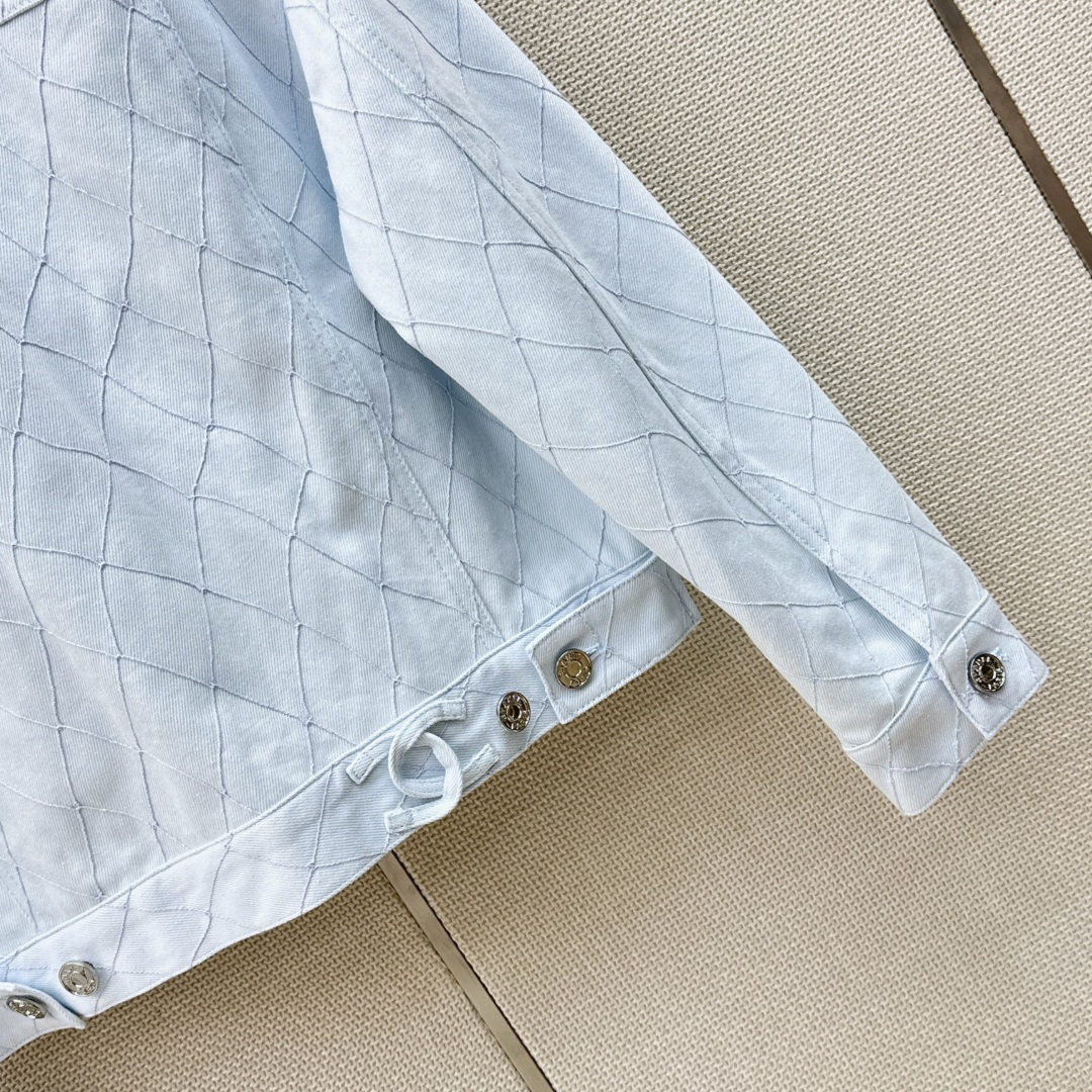 C家 26Ss————早秋最新款Coco女孩系列重工刺绣菱格线绣牛仔外套🩵经典夹克版型上身巨显瘦 定制酵素洗水牛仔面料 