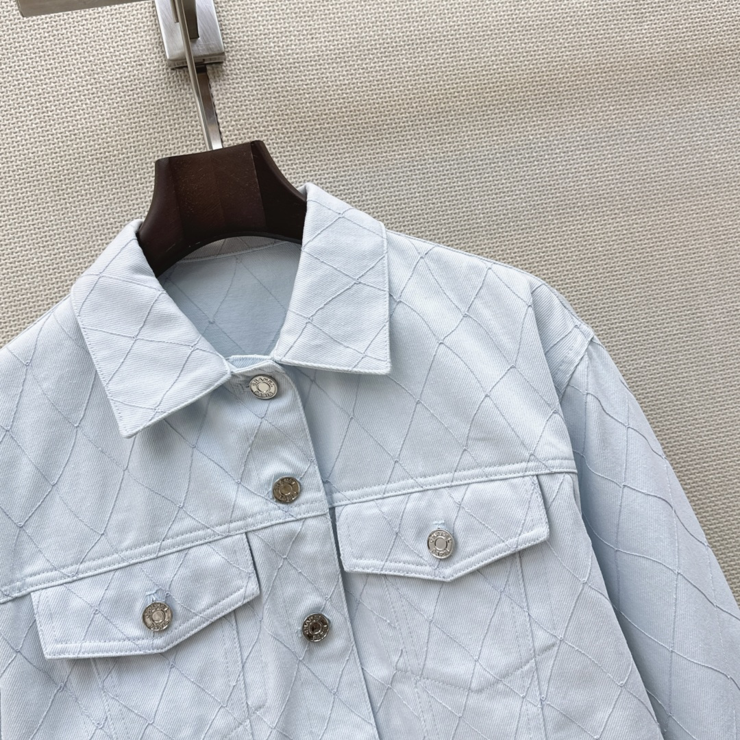 C家 26Ss————早秋最新款Coco女孩系列重工刺绣菱格线绣牛仔外套🩵经典夹克版型上身巨显瘦 定制酵素洗水牛仔面料 
