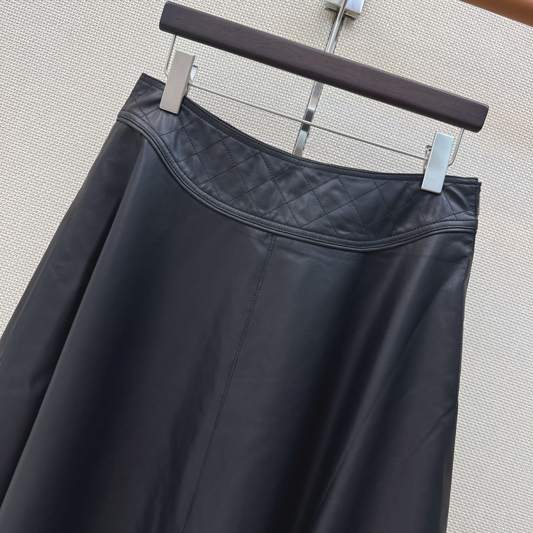 高智感穿搭 Her 26Ss————早秋最新款气质马术风真皮长款半裙🖤本季必入不可错过的单品 进口小羊皮质感无敌 菱格缝