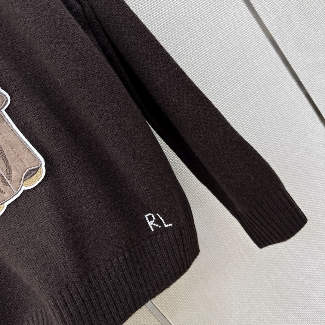 美式穿搭 RL 26Ss———早秋最新款带墨镜的小熊毛衣🖤 进口羊绒羊毛纱线软软糯糯 质感无敌赞 嵌花小熊立体刺绣工艺 