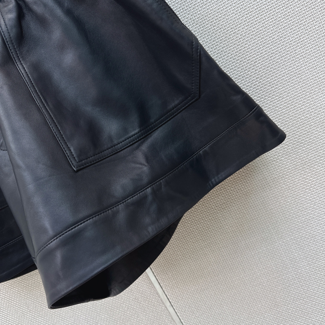 Loe 26Ss———秋冬最新款时髦小羊皮套装🖤连帽外套+松紧腰短裤  定制进口百分百小羊皮面料 质感高级 立体有型 外