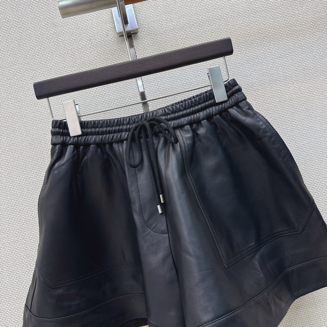 Loe 26Ss———秋冬最新款时髦小羊皮套装🖤连帽外套+松紧腰短裤  定制进口百分百小羊皮面料 质感高级 立体有型 外