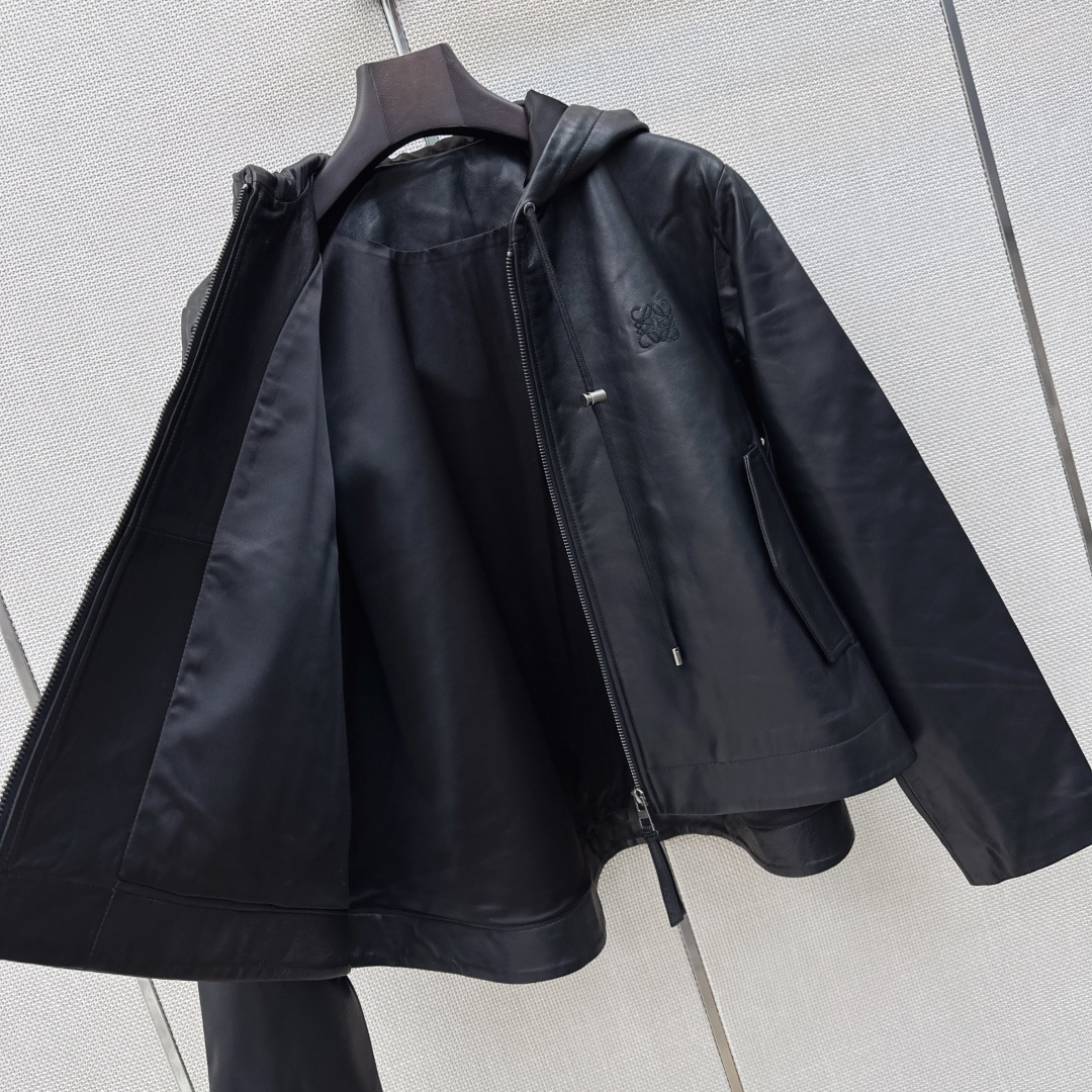 Loe 26Ss———秋冬最新款时髦小羊皮套装🖤连帽外套+松紧腰短裤  定制进口百分百小羊皮面料 质感高级 立体有型 外