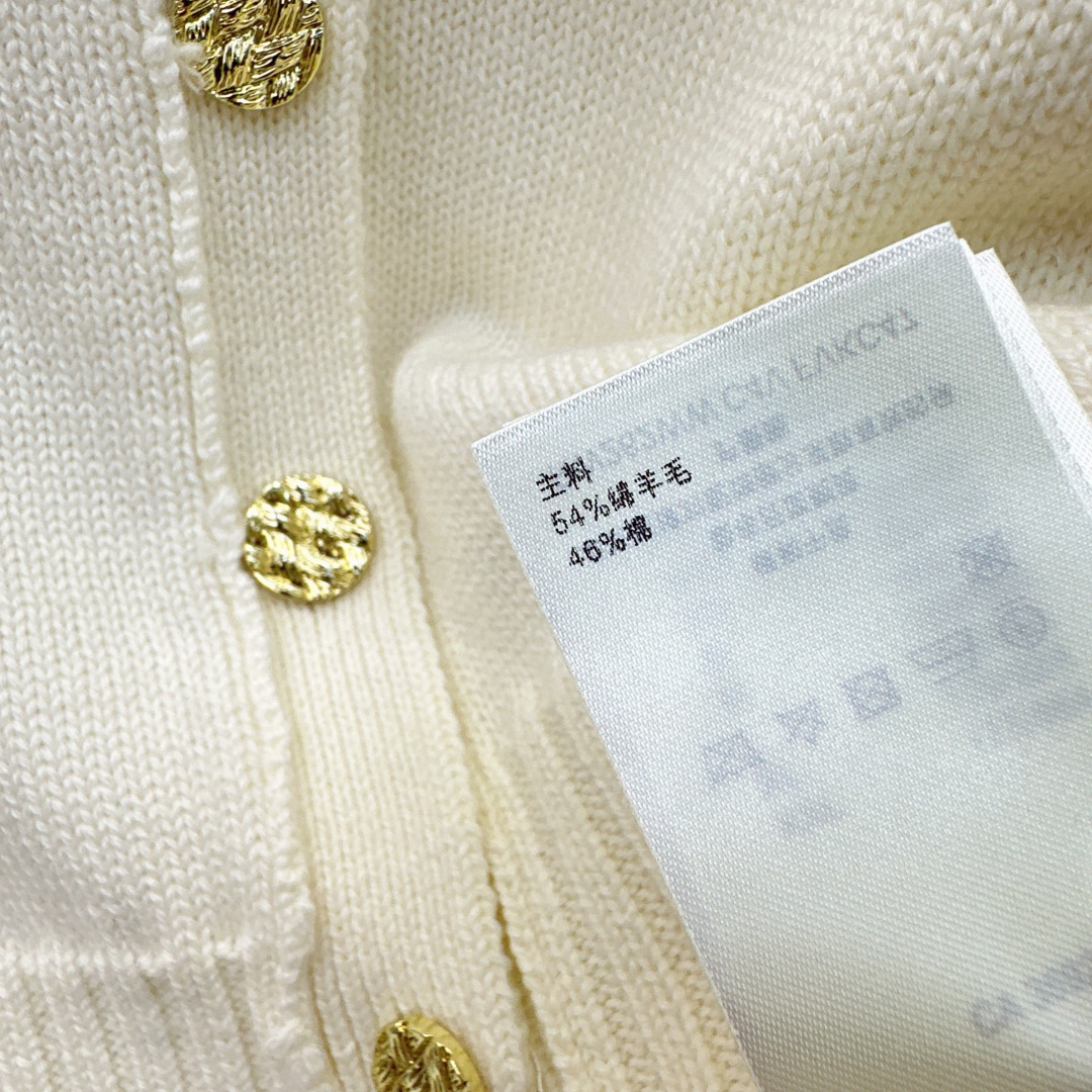 欧阳娜娜同款 L家 26Ss————早秋最新款立体流苏斗篷设计圆领开衫🤍立体手工钩花流苏 定制羊毛纱线 自带复古滤镜  