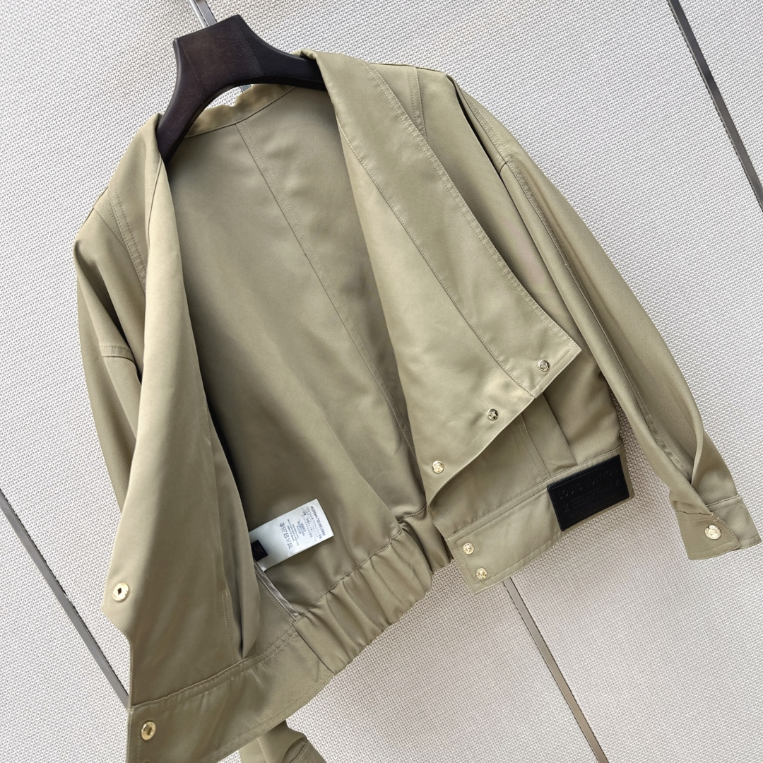 L家 26Ss———春夏最新款摩登气质套装🖤皮牌装饰翻领外套+半裙  整件立体剪裁 全方位精致做工 明星穿搭 上身超级遮
