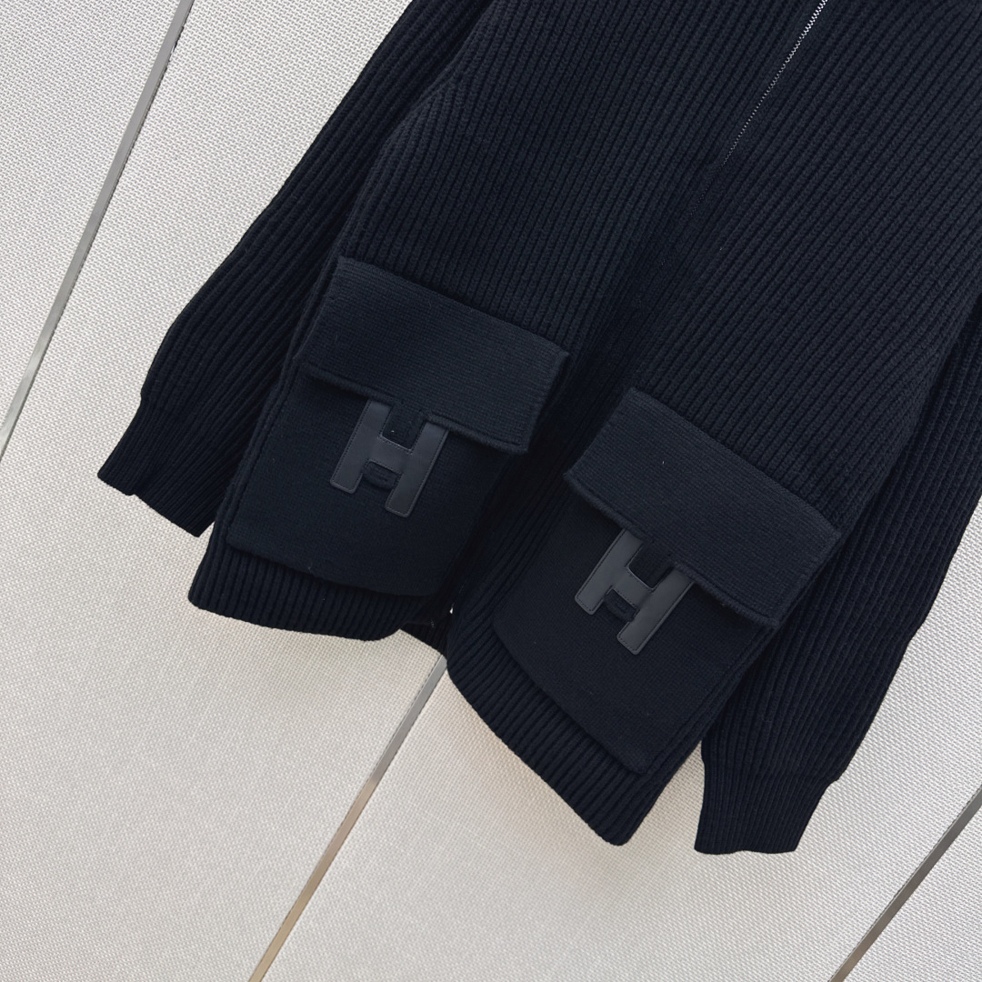 独家首发 Her 26Ss———秋冬最新款经典H图案装饰口袋羊毛针织外套🖤爆单系列回归〰️新版落肩设计 高级色系奢华帅气