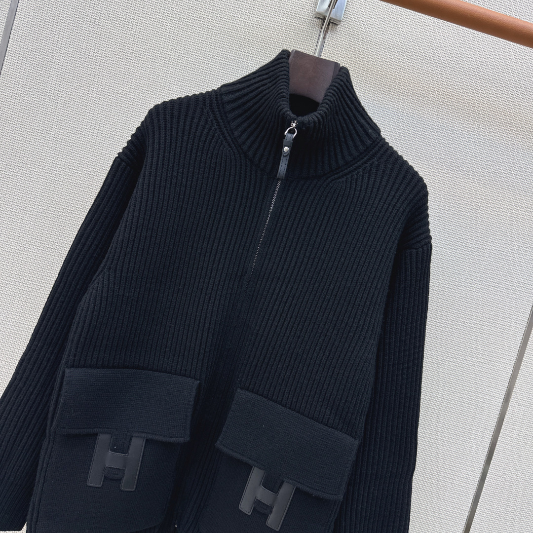 独家首发 Her 26Ss———秋冬最新款经典H图案装饰口袋羊毛针织外套🖤爆单系列回归〰️新版落肩设计 高级色系奢华帅气