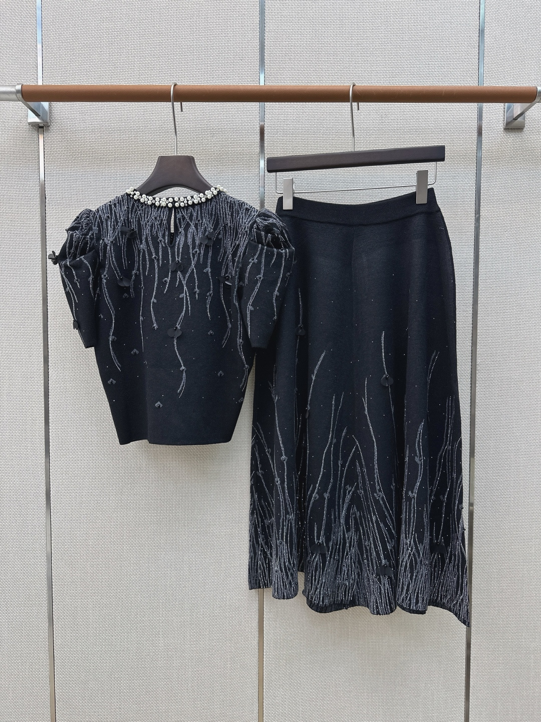 独家首发 C家 26Ss————早秋最新款针织套装🤍重磅钉钻工艺泡泡袖复古针织衫+高腰半裙 重磅波浪纹烫钻装饰 精致美感