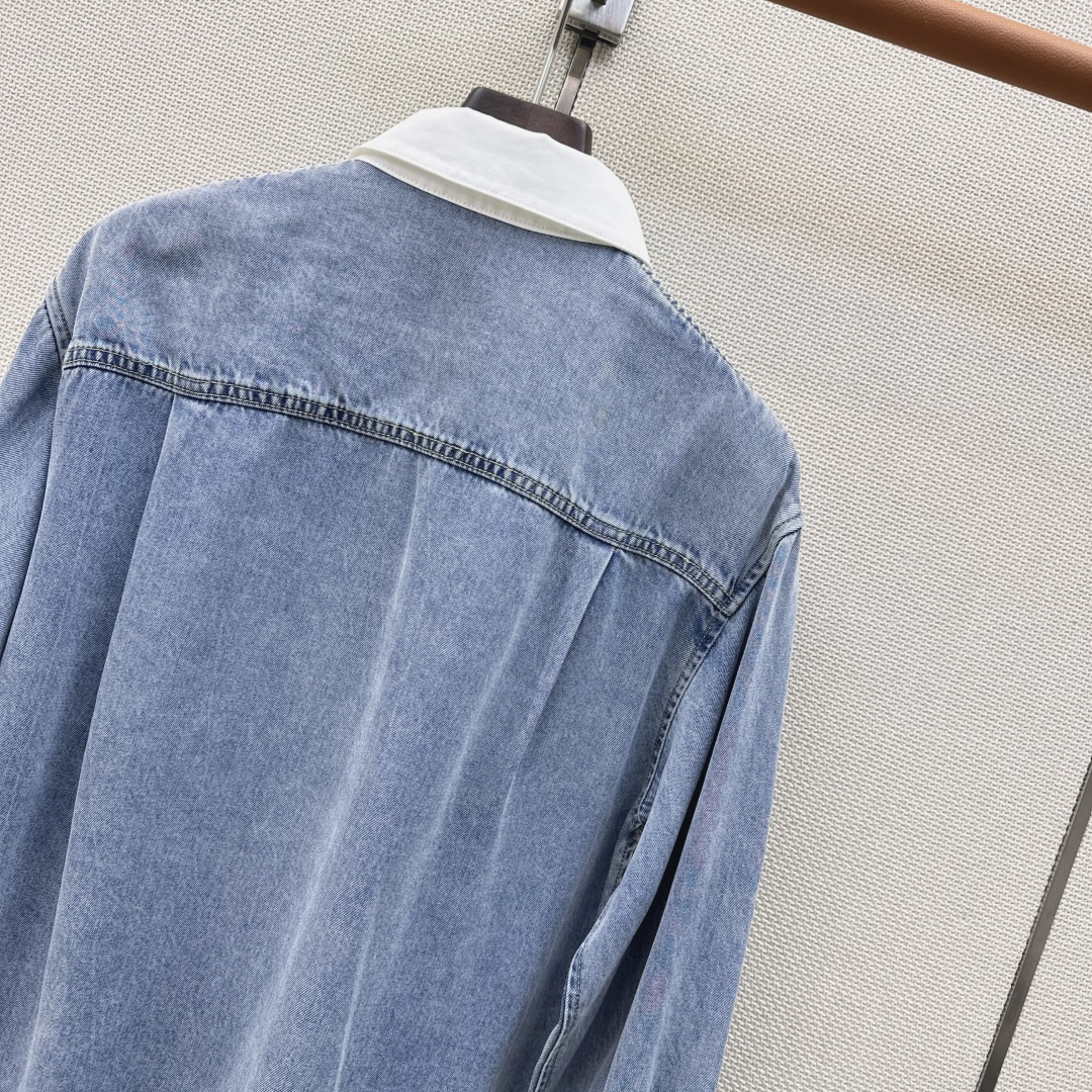 Miu 26Ss———早秋最新款字母logo绣花撞色翻领牛仔衬衫 🩵定制牛仔面料搭配复古洗水色系 一整个时髦Look～ 
