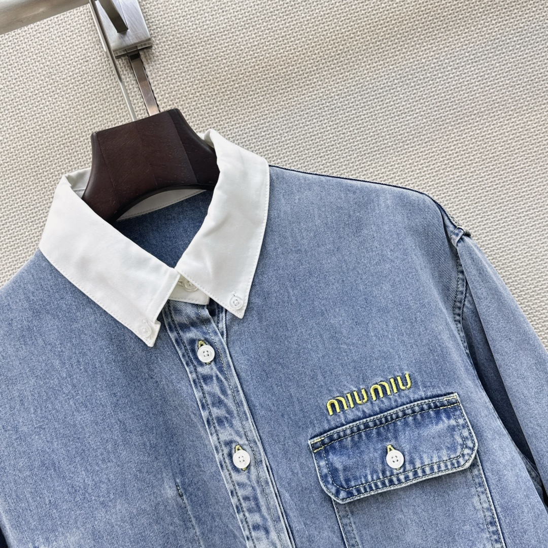 Miu 26Ss———早秋最新款字母logo绣花撞色翻领牛仔衬衫 🩵定制牛仔面料搭配复古洗水色系 一整个时髦Look～ 