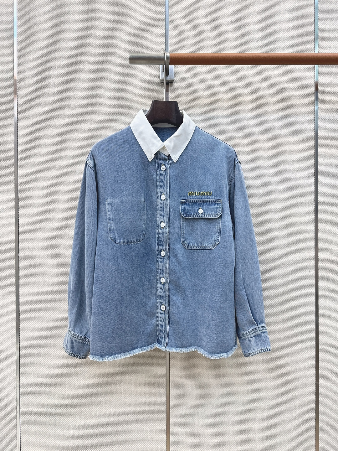Miu 26Ss———早秋最新款字母logo绣花撞色翻领牛仔衬衫 🩵定制牛仔面料搭配复古洗水色系 一整个时髦Look～ 