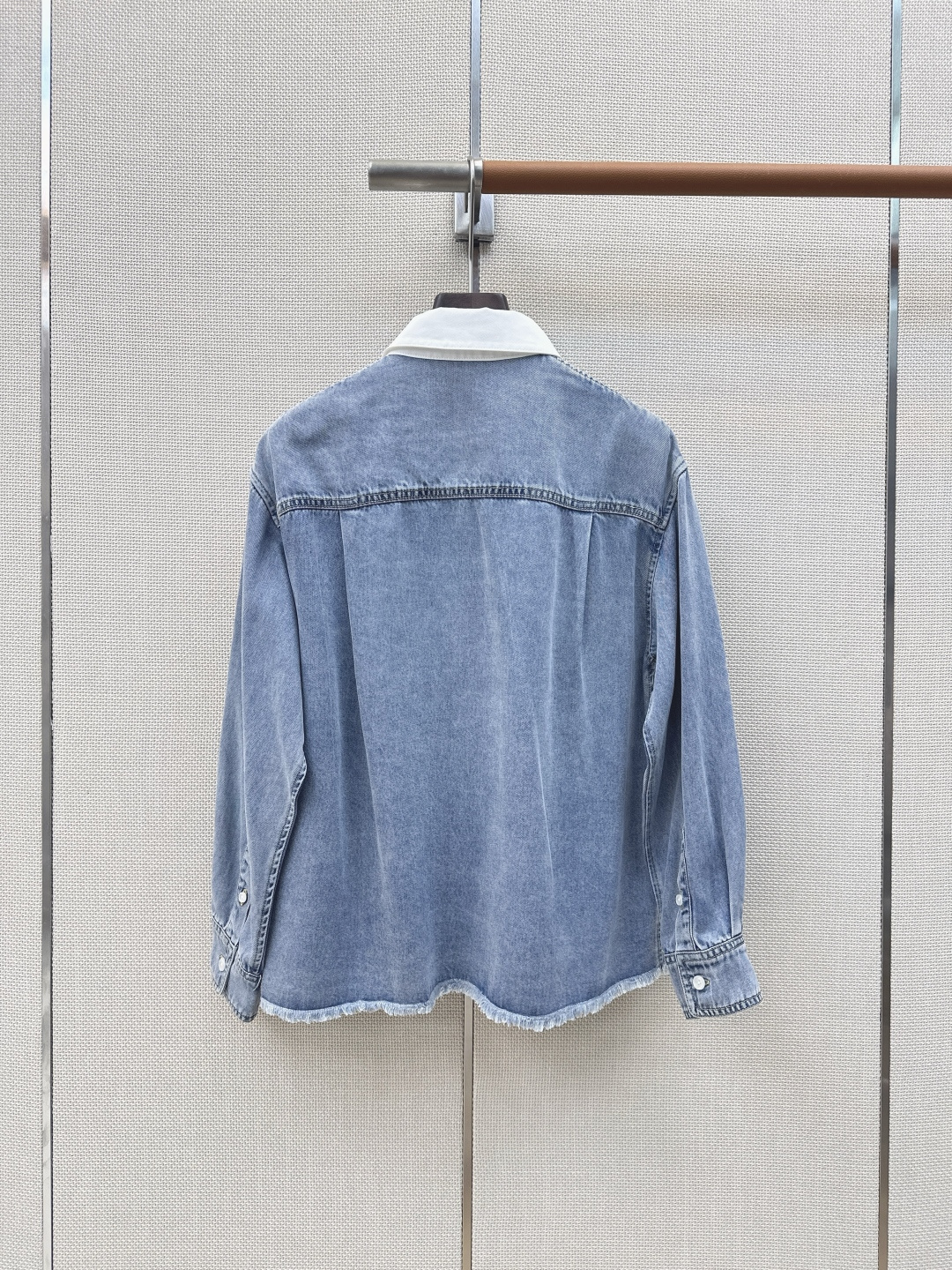 Miu 26Ss———早秋最新款字母logo绣花撞色翻领牛仔衬衫 🩵定制牛仔面料搭配复古洗水色系 一整个时髦Look～ 
