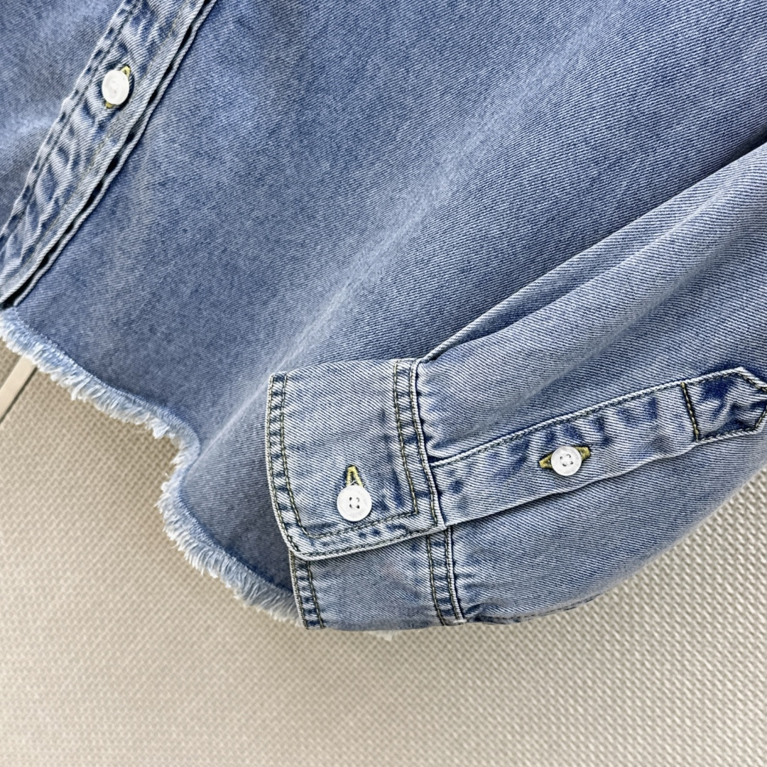 Miu 26Ss———早秋最新款字母logo绣花撞色翻领牛仔衬衫 🩵定制牛仔面料搭配复古洗水色系 一整个时髦Look～ 