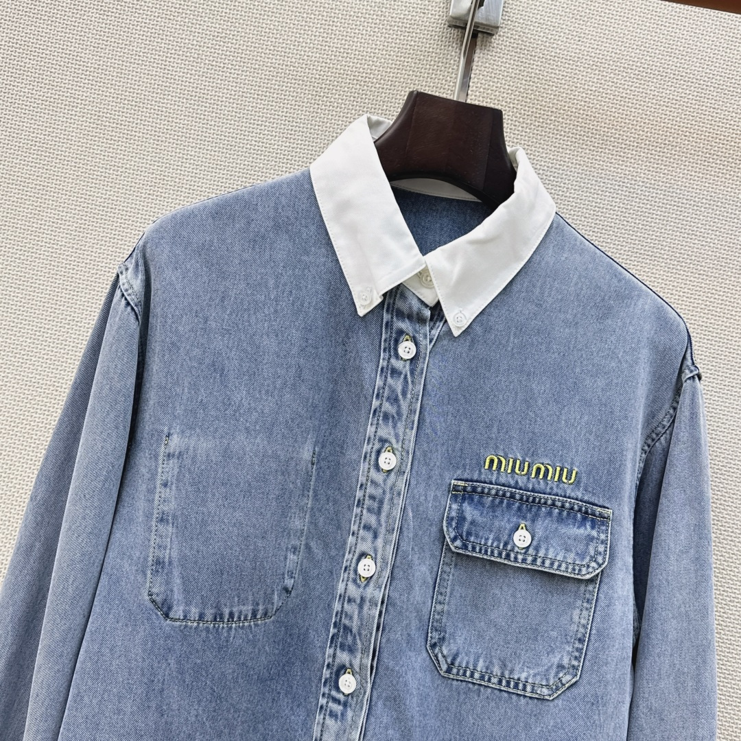 Miu 26Ss———早秋最新款字母logo绣花撞色翻领牛仔衬衫 🩵定制牛仔面料搭配复古洗水色系 一整个时髦Look～ 