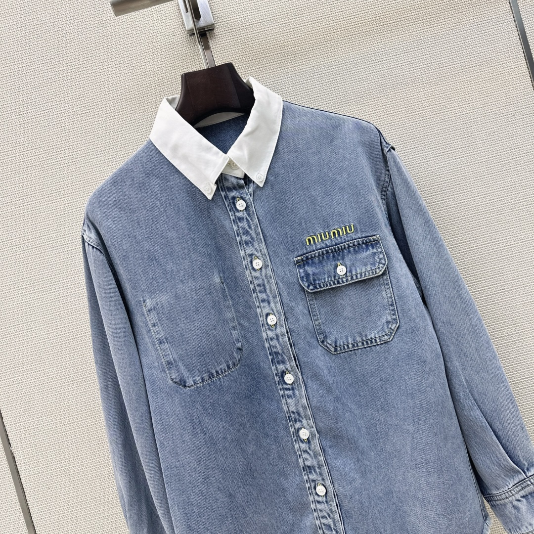 Miu 26Ss———早秋最新款字母logo绣花撞色翻领牛仔衬衫 🩵定制牛仔面料搭配复古洗水色系 一整个时髦Look～ 