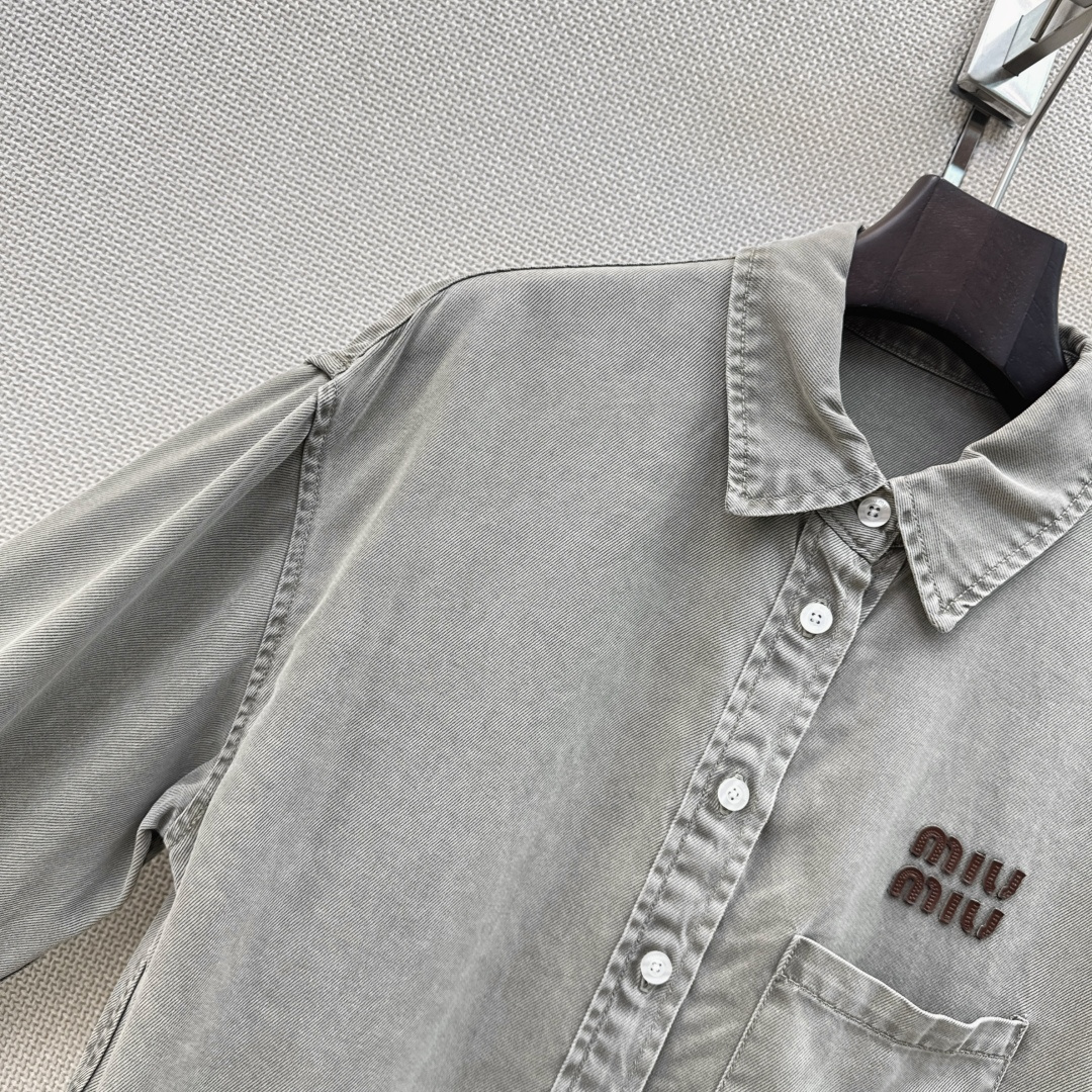 Miu 26Ss———早秋最新款字母logo撞色绣花牛仔衬衫 🤍定制牛仔面料搭配复古洗水色系 一整个时髦Look～ 不同