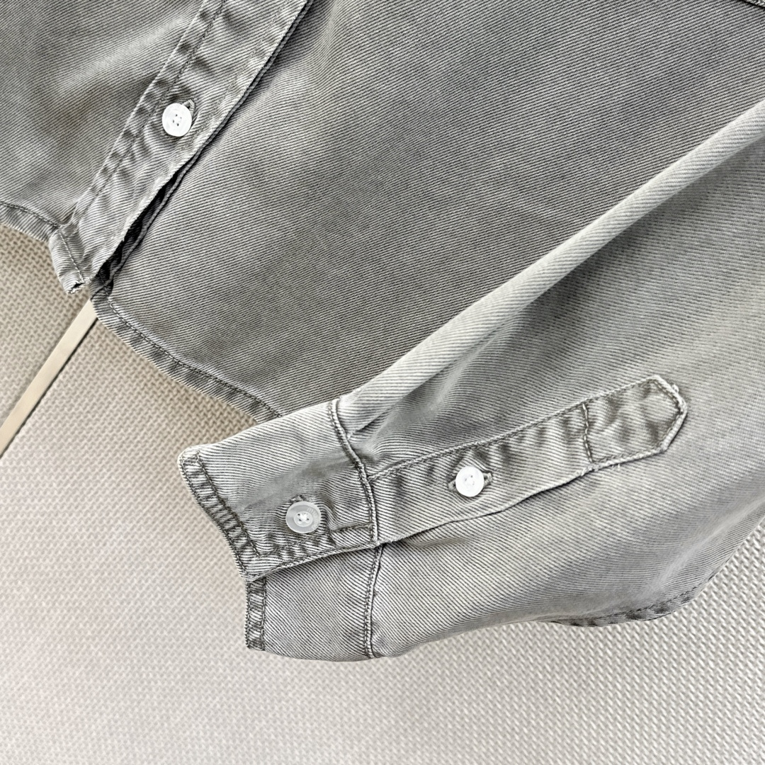 Miu 26Ss———早秋最新款字母logo撞色绣花牛仔衬衫 🤍定制牛仔面料搭配复古洗水色系 一整个时髦Look～ 不同