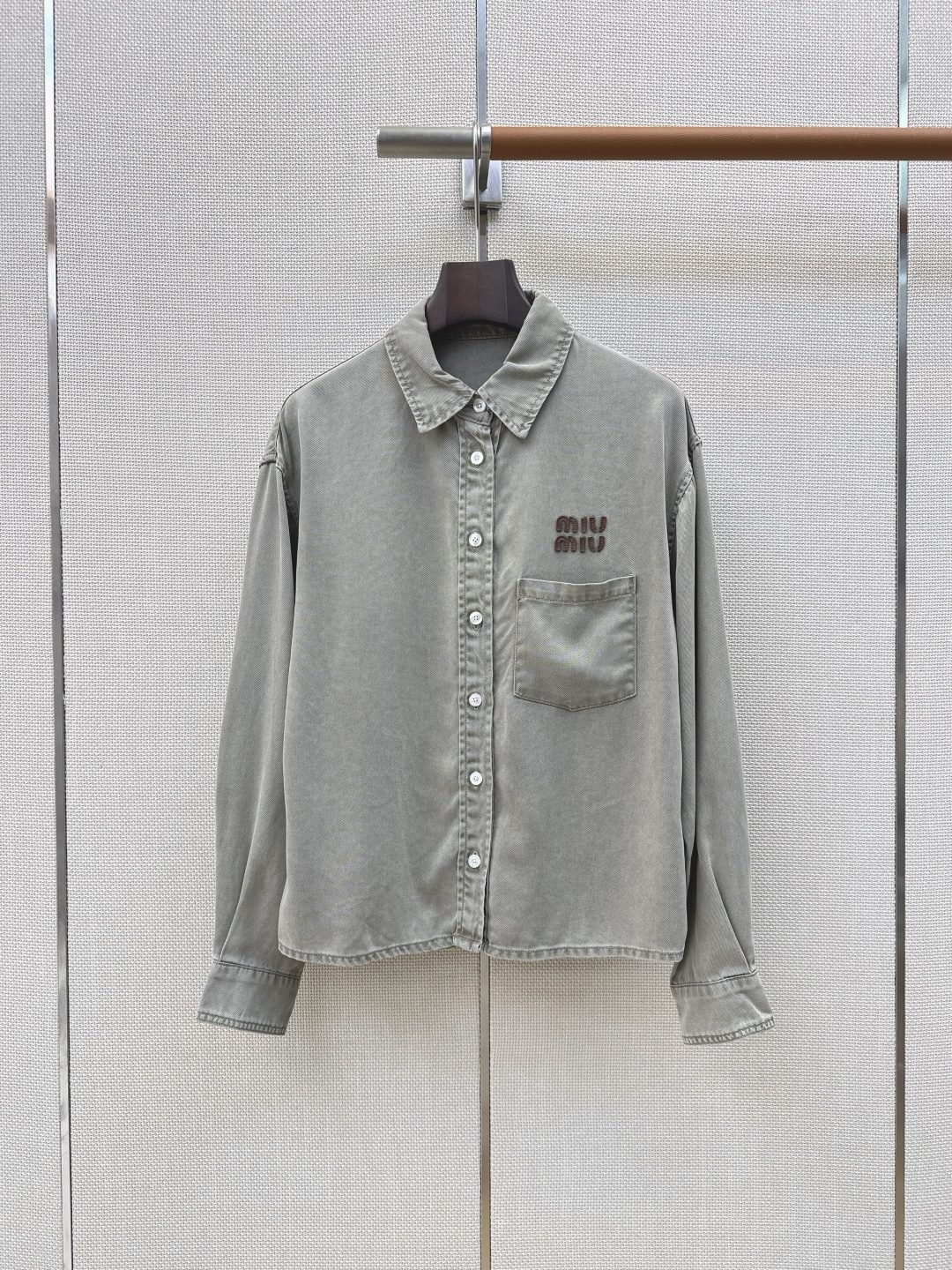 Miu 26Ss———早秋最新款字母logo撞色绣花牛仔衬衫 🤍定制牛仔面料搭配复古洗水色系 一整个时髦Look～ 不同