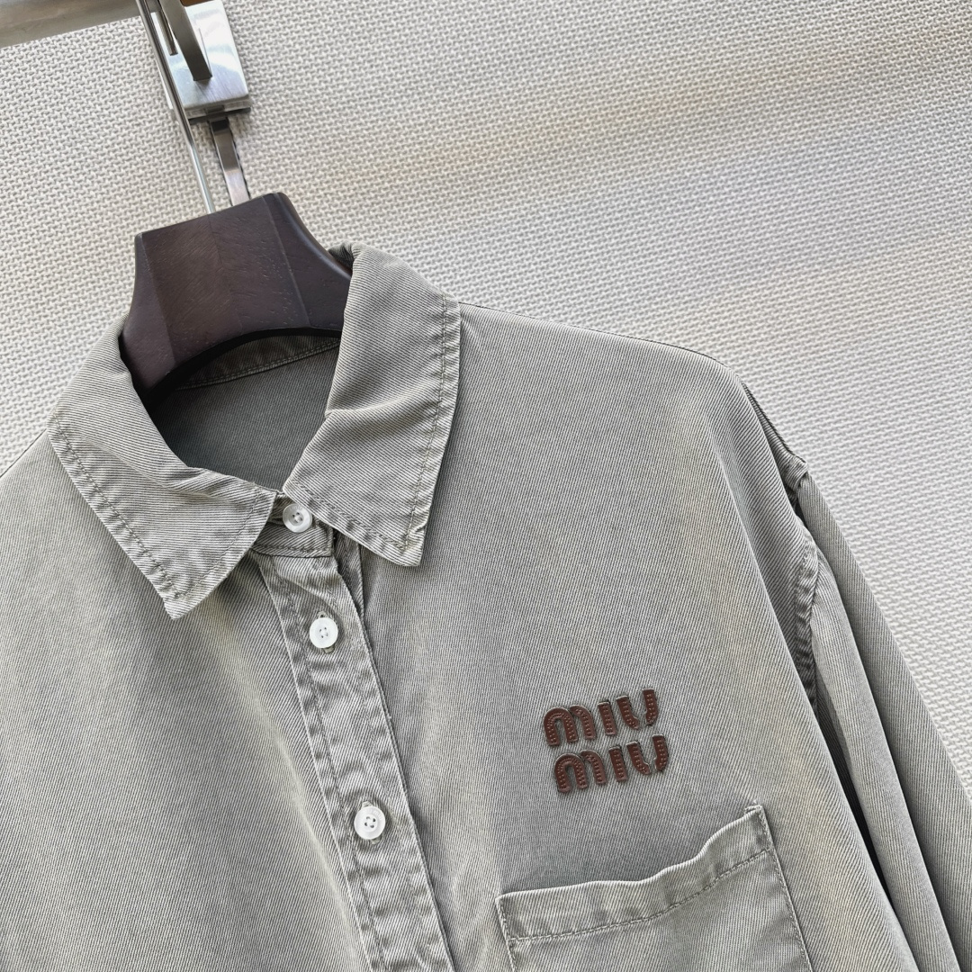 Miu 26Ss———早秋最新款字母logo撞色绣花牛仔衬衫 🤍定制牛仔面料搭配复古洗水色系 一整个时髦Look～ 不同