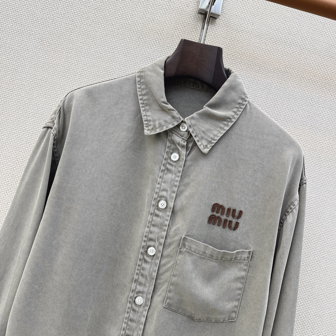Miu 26Ss———早秋最新款字母logo撞色绣花牛仔衬衫 🤍定制牛仔面料搭配复古洗水色系 一整个时髦Look～ 不同