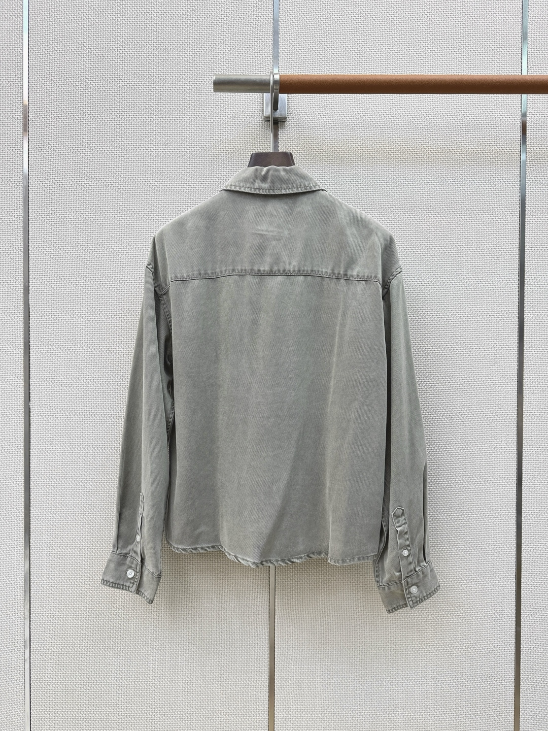 Miu 26Ss———早秋最新款字母logo撞色绣花牛仔衬衫 🤍定制牛仔面料搭配复古洗水色系 一整个时髦Look～ 不同