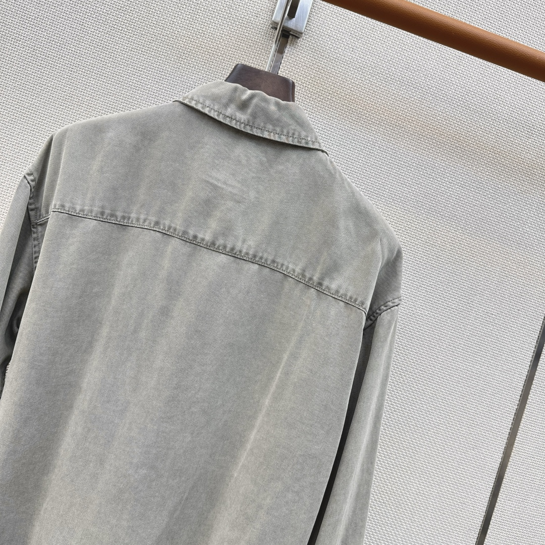 Miu 26Ss———早秋最新款字母logo撞色绣花牛仔衬衫 🤍定制牛仔面料搭配复古洗水色系 一整个时髦Look～ 不同