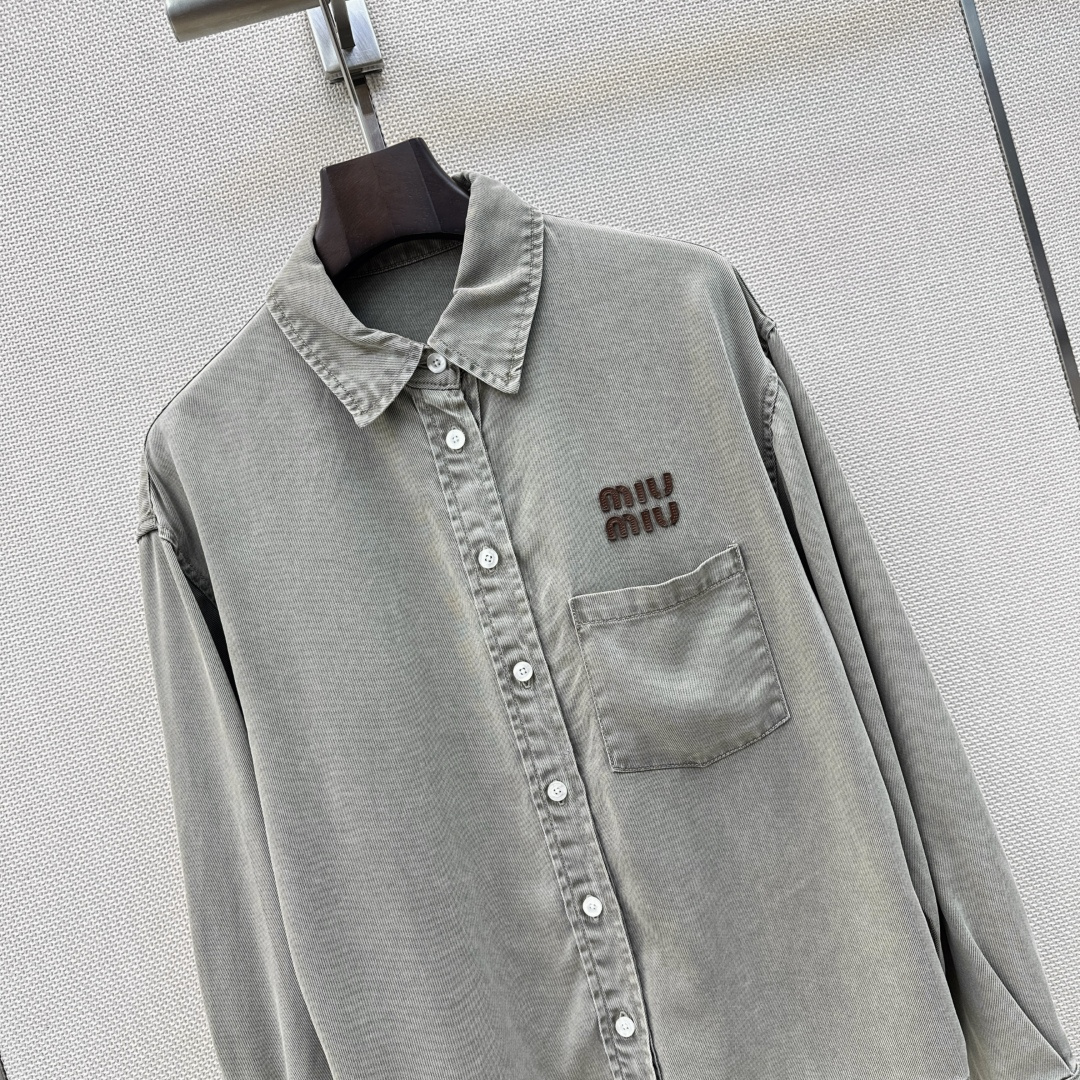 Miu 26Ss———早秋最新款字母logo撞色绣花牛仔衬衫 🤍定制牛仔面料搭配复古洗水色系 一整个时髦Look～ 不同