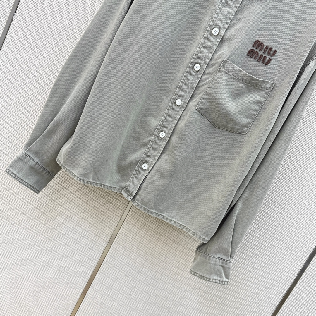 Miu 26Ss———早秋最新款字母logo撞色绣花牛仔衬衫 🤍定制牛仔面料搭配复古洗水色系 一整个时髦Look～ 不同