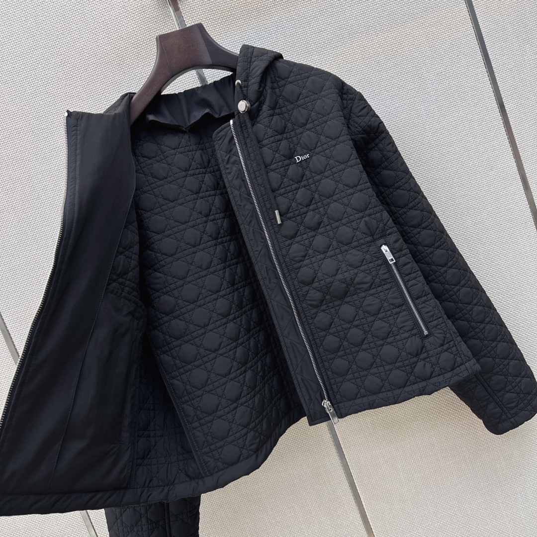 CD 26Ss————秋冬最新款戴妃藤格纹衍缝连帽棉服外套🖤 经典连帽宽松版型拉链设计帅气又时髦 完美演绎摩登高级的气质