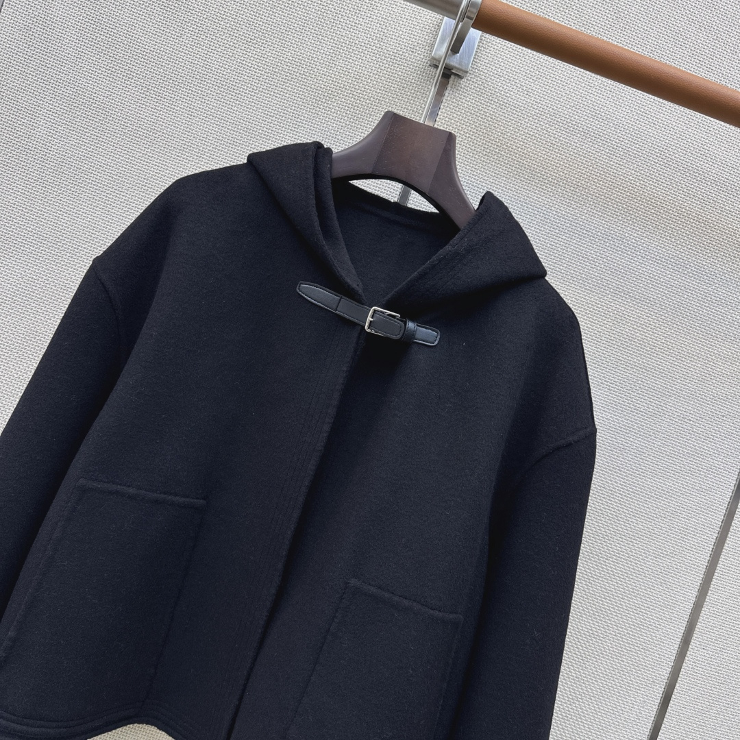 高知感穿搭 Her 26Ss————秋冬最新款白富美必入连帽双面昵外套🤍秋冬新品叠搭神器 纯手工制作双面尼面料 重工艺手