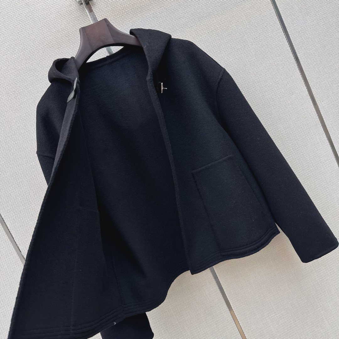 高知感穿搭 Her 26Ss————秋冬最新款白富美必入连帽双面昵外套🤍秋冬新品叠搭神器 纯手工制作双面尼面料 重工艺手
