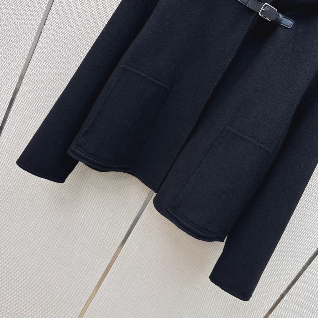 高知感穿搭 Her 26Ss————秋冬最新款白富美必入连帽双面昵外套🤍秋冬新品叠搭神器 纯手工制作双面尼面料 重工艺手