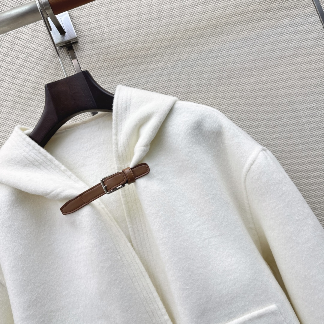 高知感穿搭 Her 26Ss————秋冬最新款白富美必入连帽双面昵外套🤍秋冬新品叠搭神器 纯手工制作双面尼面料 重工艺手