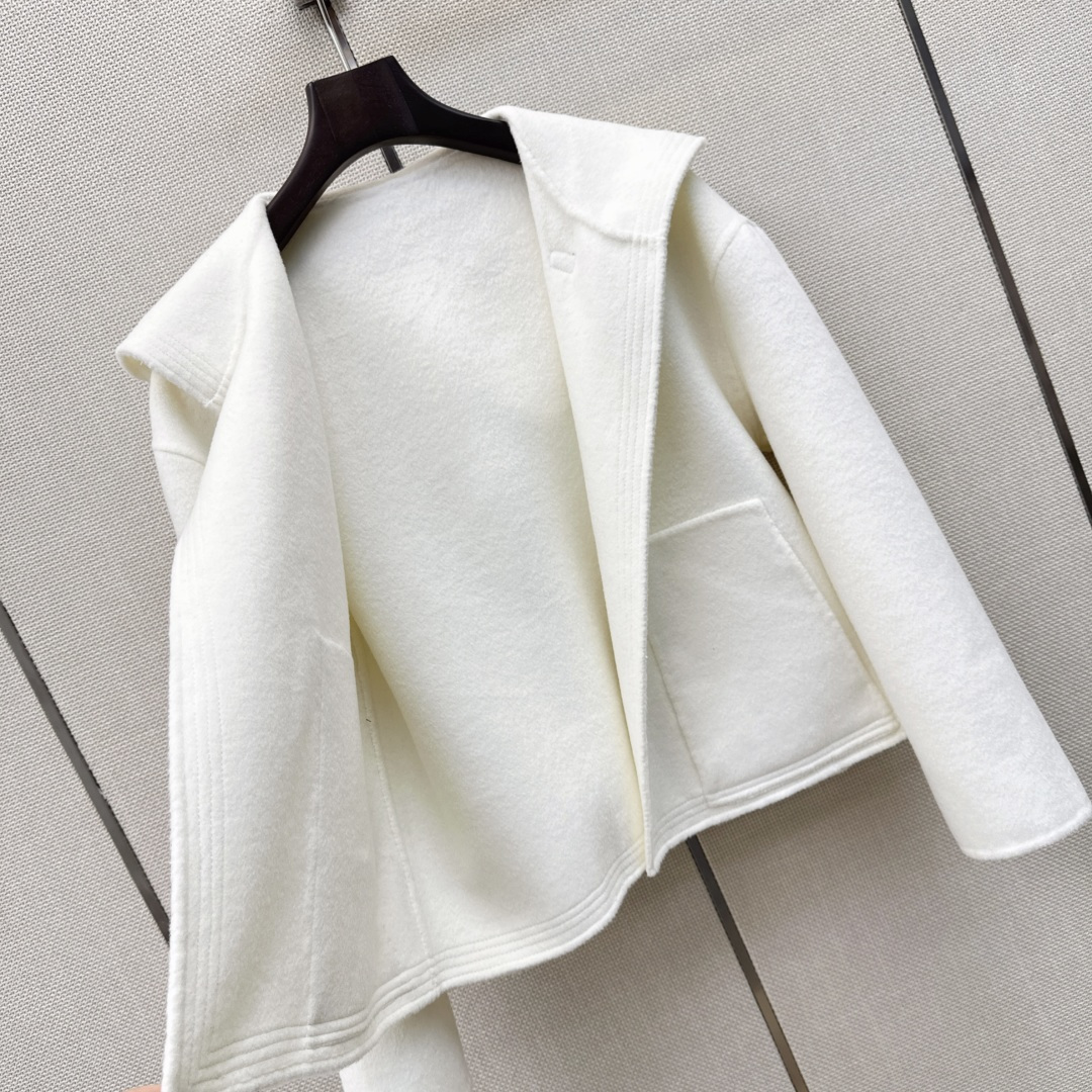 高知感穿搭 Her 26Ss————秋冬最新款白富美必入连帽双面昵外套🤍秋冬新品叠搭神器 纯手工制作双面尼面料 重工艺手