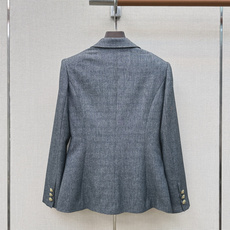 独家首发 C家 26Ss————秋冬最新款高级灰色系西装外套🩶定制的高级灰面料 质感很好挺括又舒适 复古优雅气质满分 经 独家首发 C家 26Ss————秋冬最新款高级灰色系西装外套🩶定制的高级灰面料 质感很好挺括又舒适 复古优雅气质满分 经