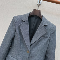 独家首发 C家 26Ss————秋冬最新款高级灰色系西装外套🩶定制的高级灰面料 质感很好挺括又舒适 复古优雅气质满分 经 独家首发 C家 26Ss————秋冬最新款高级灰色系西装外套🩶定制的高级灰面料 质感很好挺括又舒适 复古优雅气质满分 经