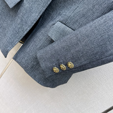 独家首发 C家 26Ss————秋冬最新款高级灰色系西装外套🩶定制的高级灰面料 质感很好挺括又舒适 复古优雅气质满分 经 独家首发 C家 26Ss————秋冬最新款高级灰色系西装外套🩶定制的高级灰面料 质感很好挺括又舒适 复古优雅气质满分 经