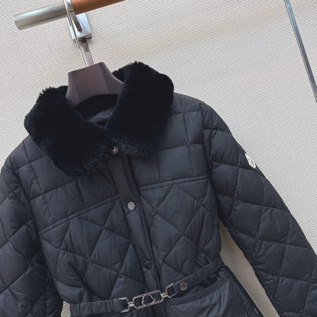 爆单款推荐 Mc 26Ss————秋冬最新款獭兔毛领设计羽绒外套🖤可拆卸獭兔毛毛领保暖时髦单品 H版型剪裁搭配松紧收腰设 爆单款推荐 Mc 26Ss————秋冬最新款獭兔毛领设计羽绒外套🖤可拆卸獭兔毛毛领保暖时髦单品 H版型剪裁搭配松紧收腰设