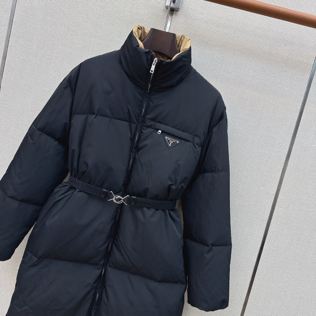 独家首发 PD 26Ss——秋冬官网最新款配色三角标装饰立领中长款羽绒服外套 🤎配送腰带 立体剪裁H版型经典时髦又帅气 