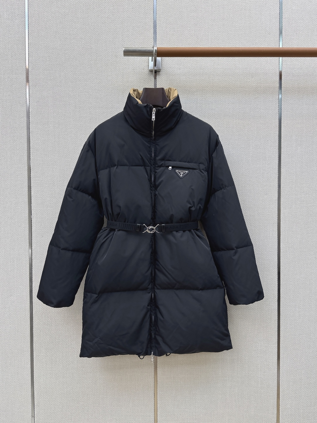 独家首发 PD 26Ss——秋冬官网最新款配色三角标装饰立领中长款羽绒服外套 🤎配送腰带 立体剪裁H版型经典时髦又帅气 