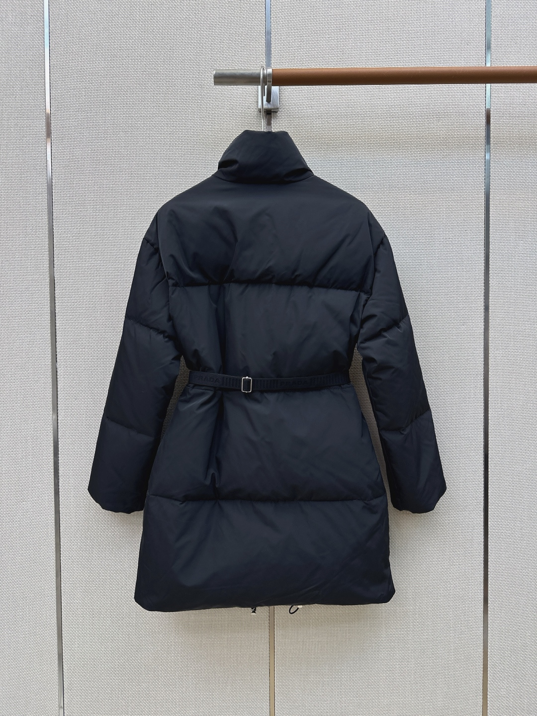 独家首发 PD 26Ss——秋冬官网最新款配色三角标装饰立领中长款羽绒服外套 🤎配送腰带 立体剪裁H版型经典时髦又帅气 
