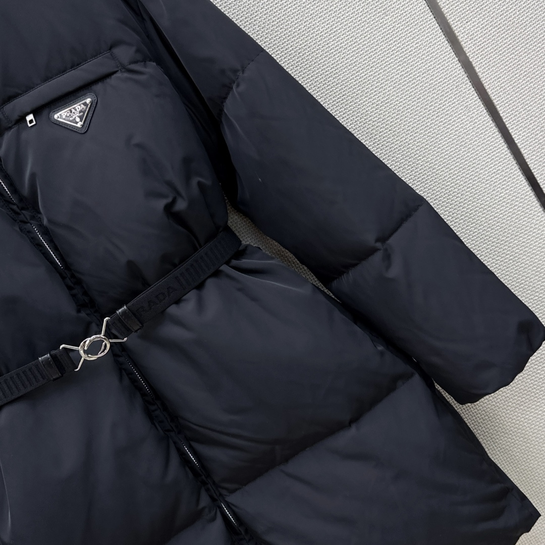 独家首发 PD 26Ss——秋冬官网最新款配色三角标装饰立领中长款羽绒服外套 🤎配送腰带 立体剪裁H版型经典时髦又帅气 