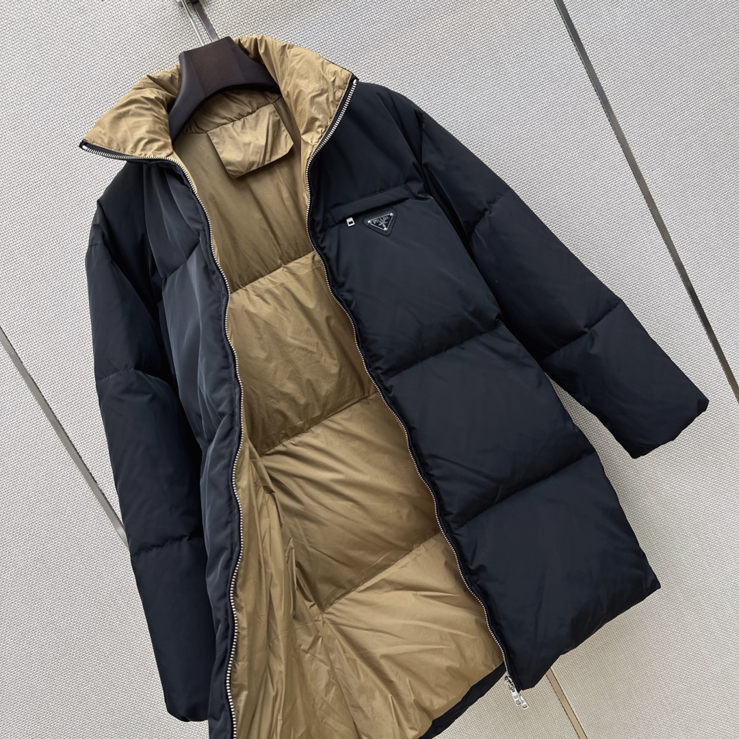 独家首发 PD 26Ss——秋冬官网最新款配色三角标装饰立领中长款羽绒服外套 🤎配送腰带 立体剪裁H版型经典时髦又帅气 