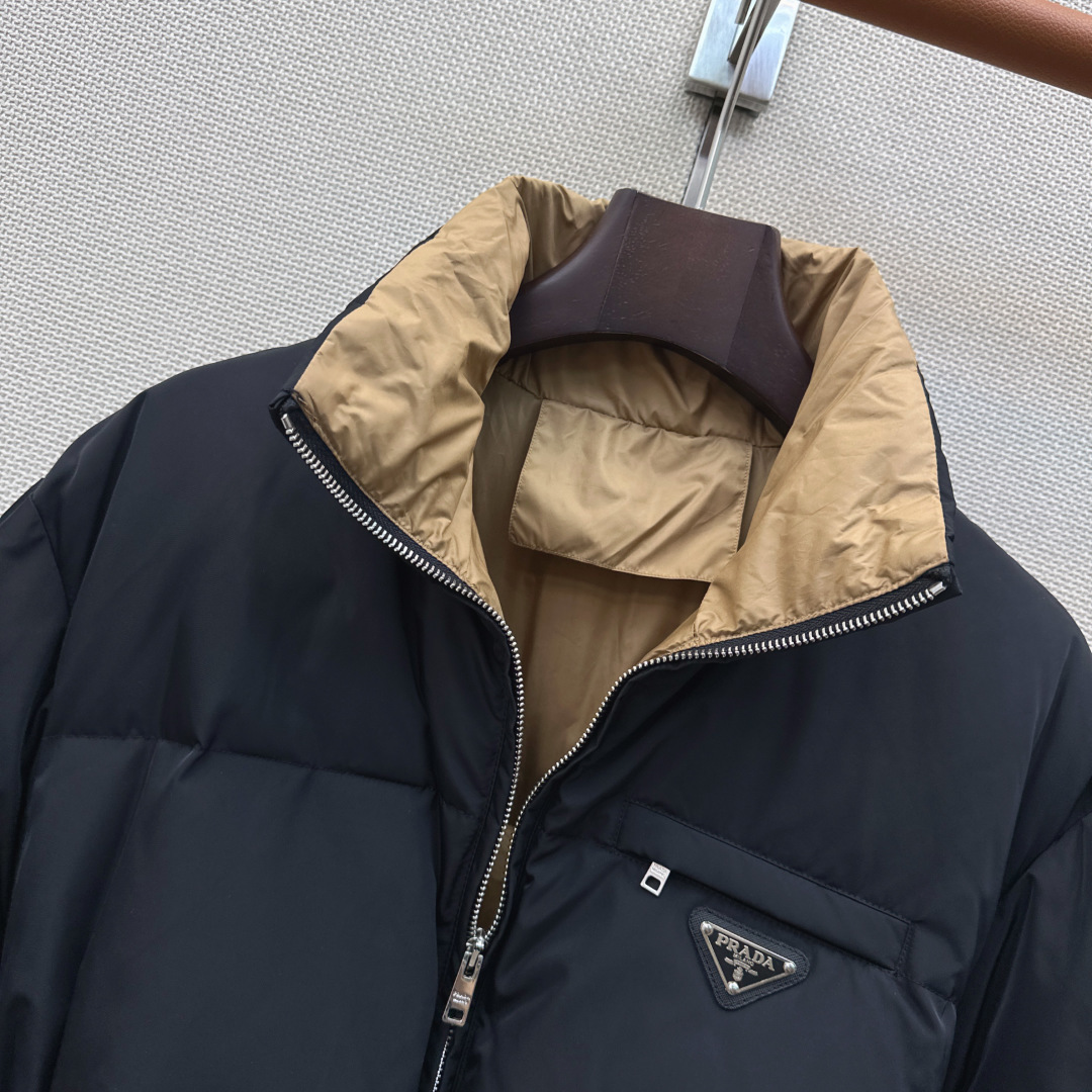 独家首发 PD 26Ss——秋冬官网最新款配色三角标装饰立领中长款羽绒服外套 🤎配送腰带 立体剪裁H版型经典时髦又帅气 