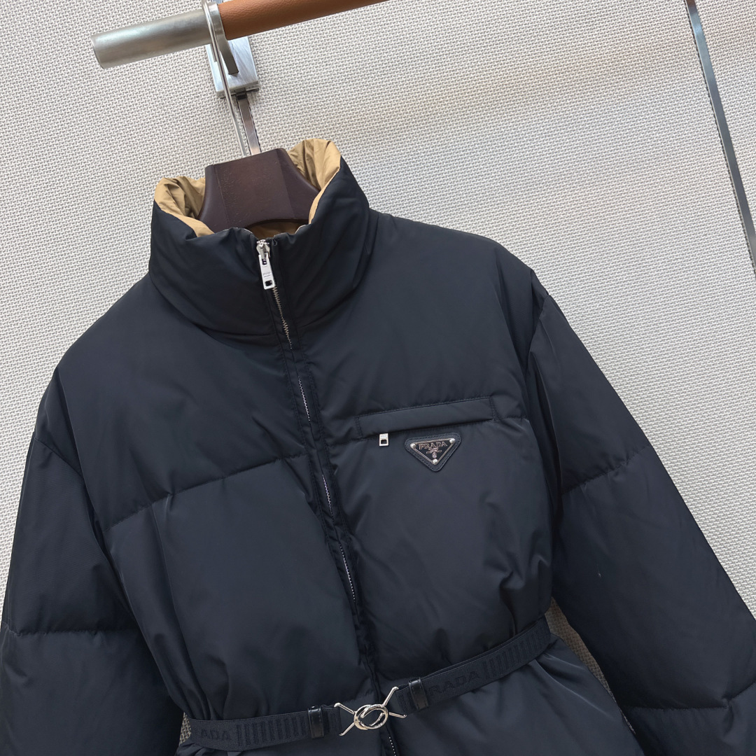 独家首发 PD 26Ss——秋冬官网最新款配色三角标装饰立领中长款羽绒服外套 🤎配送腰带 立体剪裁H版型经典时髦又帅气 