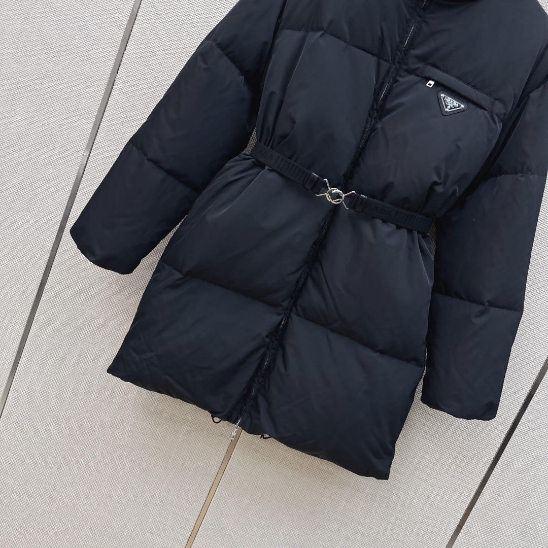 独家首发 PD 26Ss——秋冬官网最新款配色三角标装饰立领中长款羽绒服外套 🤎配送腰带 立体剪裁H版型经典时髦又帅气 