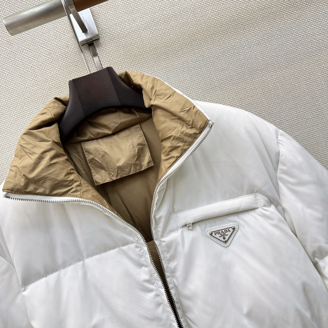 独家首发 PD 26Ss——秋冬官网最新款配色三角标装饰立领中长款羽绒服外套 🤎配送腰带 立体剪裁H版型经典时髦又帅气 