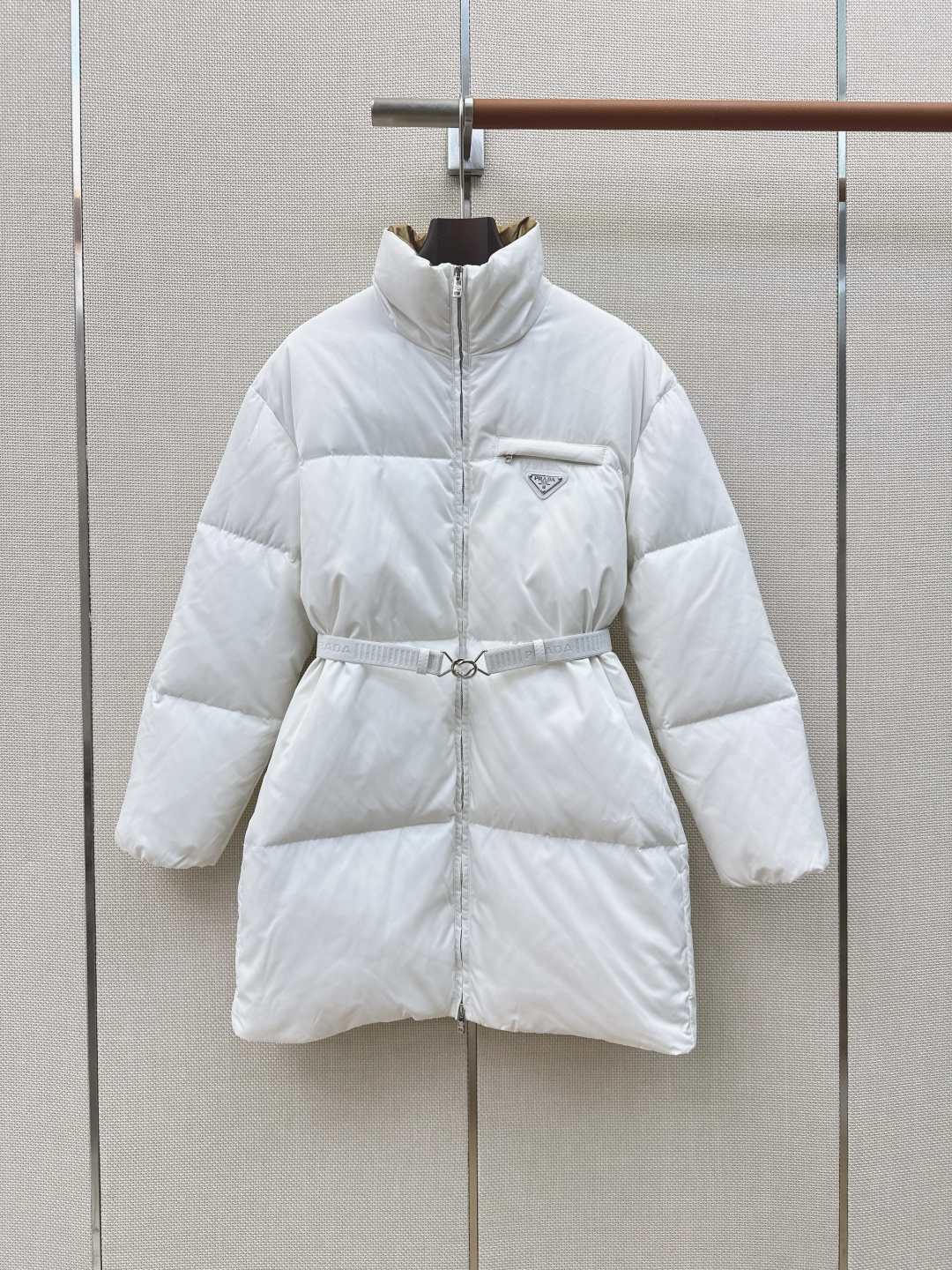 独家首发 PD 26Ss——秋冬官网最新款配色三角标装饰立领中长款羽绒服外套 🤎配送腰带 立体剪裁H版型经典时髦又帅气 