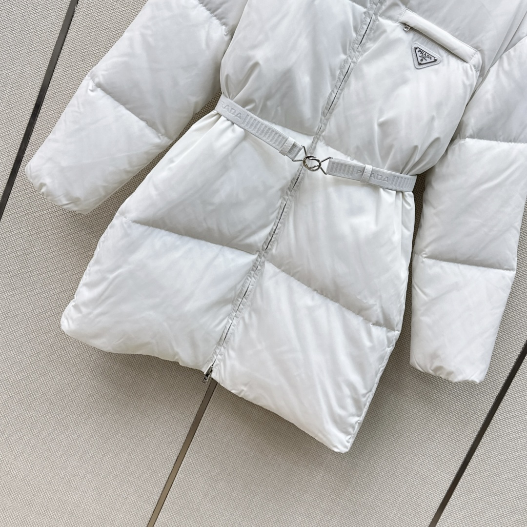 独家首发 PD 26Ss——秋冬官网最新款配色三角标装饰立领中长款羽绒服外套 🤎配送腰带 立体剪裁H版型经典时髦又帅气 